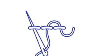 Ago e filo blu creano un punto di ricamo per riempire, con un'asola che si forma per il prossimo passaggio.
