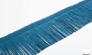Nastro in camoscio blu petrolio con frange con nodi intrecciati, perfetto per dare un tocco boho chic.