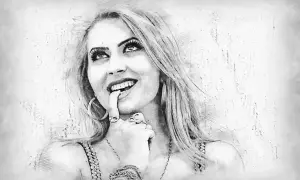 Volto disegno a matita di una giovane donna con lunghi capelli biondi, che si morde il labbro inferiore con un dito, guardando verso l'alto con un'espressione giocosa.