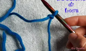 Impara come fare un cappio con questo filo blu e un ferro da maglia. Un nodo iniziale perfetto per ogni progetto.