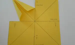 Cartamodello stella di natale di carta facile: foglio giallo con linee e indicazioni "tagliare" e "3 cm" per creare una decorazione natalizia.