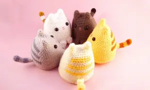 Cinque gattini all'uncinetto, perfetti per i lavori a maglia per la casa, con colori vivaci e dettagli adorabili.