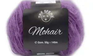 Gomitolo di lana mohair color lavanda, morbida e soffice, ideale per creare capi leggeri e caldi. La sua texture delicata non punge.