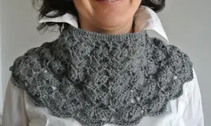 Scaldacollo ai ferri grigio con motivo a pizzo, perfetto per aggiungere un tocco chic al tuo outfit.