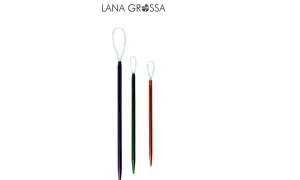 Tre ferri da maglia colorati, ideali per lavorare lana grossa da lavorare con le mani.