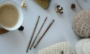 Uncinetto terapia: un caffè fumante, gomitoli di lana e ferri colorati, pronti per creare.