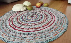 Tappeto uncinetto circolare con frutta e verdura di stagione.