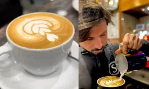 Un barista crea un nodo cappuccino con latte art, un'opera d'arte cremosa e deliziosa.