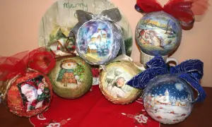 Palline natale decoupage con scene invernali, Babbo Natale e pupazzi di neve. Decorazioni uniche per un albero scintillante.