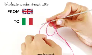 Traduzione schemi uncinetto: dall'inglese all'italiano. Mani che lavorano con un uncinetto e filo rosa.