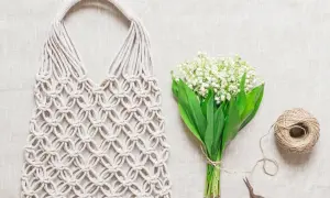 Borse macramè fatte a mano, con spago e fiori di mughetto, pronte per le istruzioni creative.