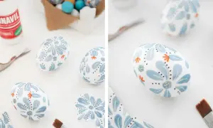 Uova di polistirolo decorate con fiori blu e arancioni, pronte per essere usate per creare decorazioni pasquali uniche.