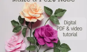 Tre rose in feltro: rosa, pesca e fucsia, con foglie verdi. Tutorial digitale PDF e video per creare la tua rosa in feltro.