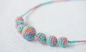 Collane all'uncinetto con perle colorate, perfette per chi cerca schemi gratis e idee creative.