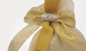 Fiocchi per bomboniere dorati, con medaglietta "50 Lucas", perfetti per celebrare un traguardo speciale.