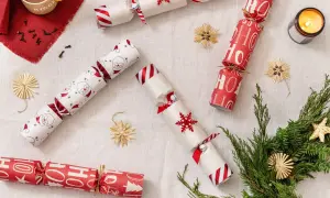 Christmas crackers fai da te con Babbo Natale, fiocchi di neve e scritte "Ho Ho Ho". Decorazioni natalizie fatte a mano.
