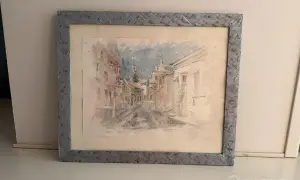 Disegni con acquerelli di una strada cittadina con edifici storici e una chiesa.