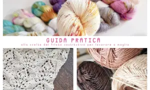Gomitoli colorati e un campione di maglia traforata. Guida pratica alla scelta della lana per cappelli e altri progetti.