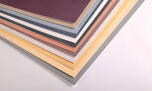Fogli di carta per pastelli ad olio in varie tonalità: dal bordeaux al grigio, passando per arancio e blu.