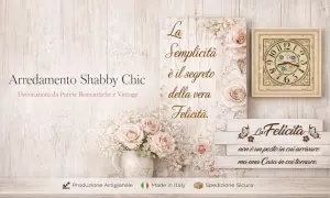 Arredamento Shabby Chic con scritte romantiche e floreali. Un orologio vintage e decorazioni da parete che evocano la felicità.