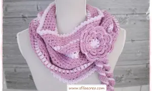 Uncinetto: scaldacollo rosa con fiore decorativo. Schemi per creare questo accessorio caldo e alla moda.