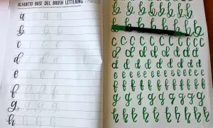 Esercitario di brush lettering con lettere minuscole, dalla "a" alla "h", per un lettering facile e fluido.