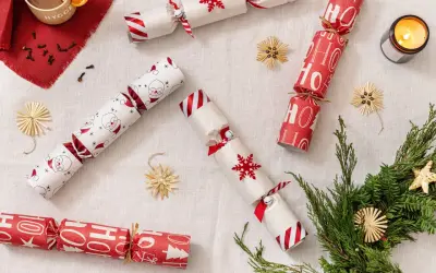 Christmas crackers fai da te con Babbo Natale, fiocchi di neve e scritte "Ho Ho Ho". Decorazioni natalizie fatte a mano.