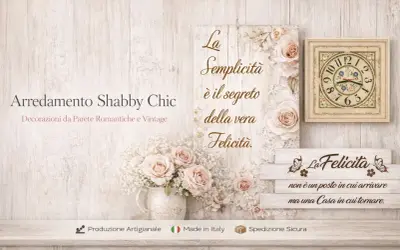 Arredamento Shabby Chic con scritte romantiche e floreali. Un orologio vintage e decorazioni da parete che evocano la felicità.