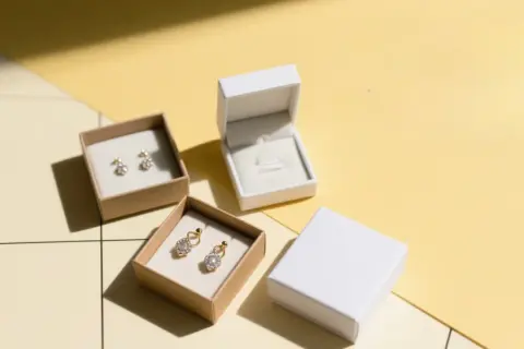 Orecchini scintillanti in scatole, un prezioso materiale che attende di essere indossato.