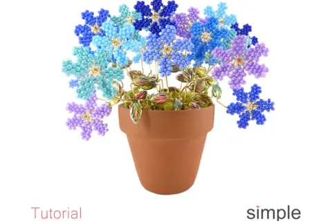 Un vaso di terracotta pieno di bellissimi fiori con perline facili, nei toni del blu, azzurro e viola.