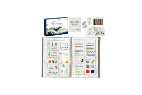 Kit per ricamo con libro di punti e campioni su stoffa a quadretti. Include fili colorati e aghi.