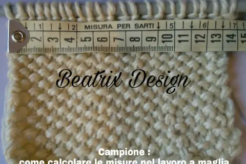 Campione di maglia con metro, per capire il dpn significato e come calcolare le misure nel lavoro a maglia.