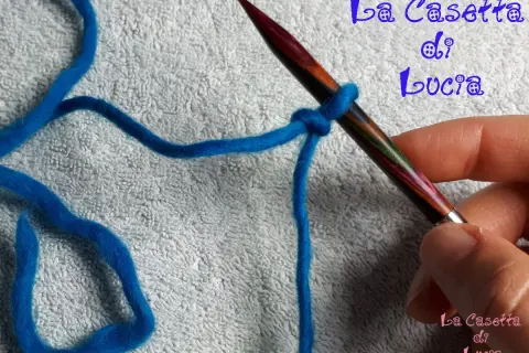 Impara come fare un cappio con questo filo blu e un ferro da maglia. Un nodo iniziale perfetto per ogni progetto.