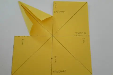 Cartamodello stella di natale di carta facile: foglio giallo con linee e indicazioni "tagliare" e "3 cm" per creare una decorazione natalizia.