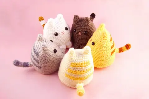 Cinque gattini all'uncinetto, perfetti per i lavori a maglia per la casa, con colori vivaci e dettagli adorabili.