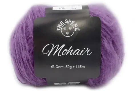 Gomitolo di lana mohair color lavanda, morbida e soffice, ideale per creare capi leggeri e caldi. La sua texture delicata non punge.