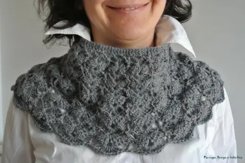 Scaldacollo ai ferri grigio con motivo a pizzo, perfetto per aggiungere un tocco chic al tuo outfit.