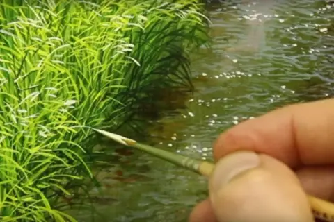 Un pennello finemente dipinge erba verde brillante e acqua scintillante, creando un paesaggio sereno.