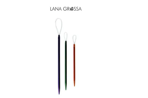 Tre ferri da maglia colorati, ideali per lavorare lana grossa da lavorare con le mani.