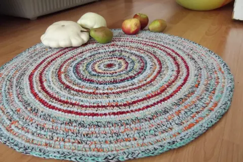 Tappeto uncinetto circolare con frutta e verdura di stagione.