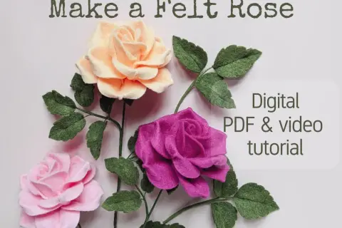 Tre rose in feltro: rosa, pesca e fucsia, con foglie verdi. Tutorial digitale PDF e video per creare la tua rosa in feltro.