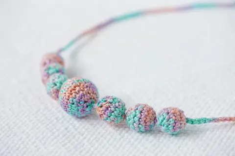 Collane all'uncinetto con perle colorate, perfette per chi cerca schemi gratis e idee creative.