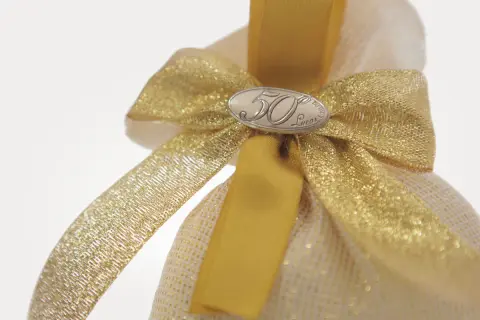Fiocchi per bomboniere dorati, con medaglietta "50 Lucas", perfetti per celebrare un traguardo speciale.