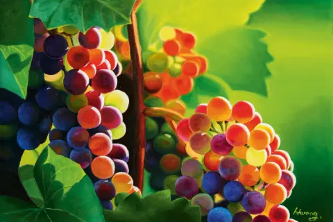 Grappoli d'uva dipinti con vivaci colori primari, che sembrano esplodere di luce e tonalità.