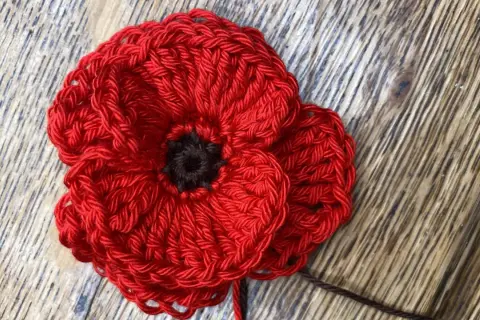 Un papavero rosso all'uncinetto, perfetto per un tutorial uncinetto.