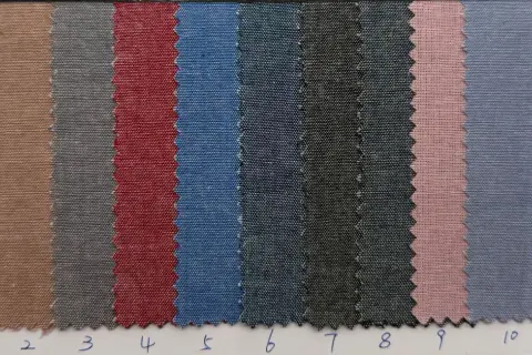 Campioni di tessuto cotone oxford in varie tonalità: rosa, beige, grigio, rosso, blu e nero.