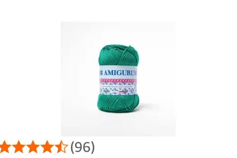 Gomitolo di filati amigurumi verde brillante, perfetto per creare giocattoli e decorazioni.