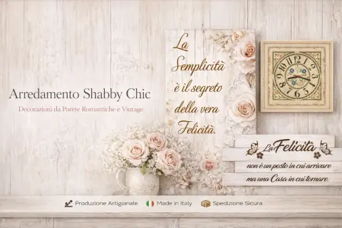 Arredamento Shabby Chic con scritte romantiche e floreali. Un orologio vintage e decorazioni da parete che evocano la felicità.