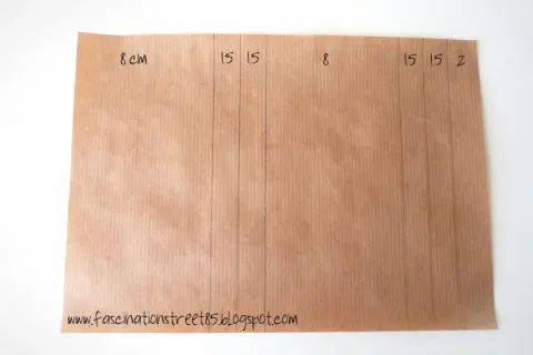 Carta da pacchi con linee tracciate e misure (8, 15, 15, 8, 15, 15, 2) per creare un modello busta lettera.