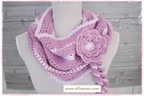 Uncinetto: scaldacollo rosa con fiore decorativo. Schemi per creare questo accessorio caldo e alla moda.
